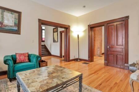 Ferienhaus Historic Elegance Retreat - Downtown Columbus