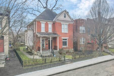 Ferienhaus Historic Elegance Retreat - Downtown *