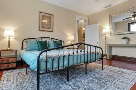 Historic Elegance Retreat - Downtown Ferienhaus *