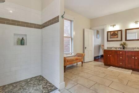 Ferienhaus Historic Elegance Retreat - Downtown
