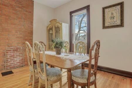 Ferienhaus Historic Elegance Retreat - Downtown *