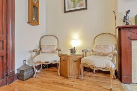 Ferienhaus Historic Elegance Retreat - Downtown *