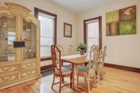 Ferienhaus Historic Elegance Retreat - Downtown