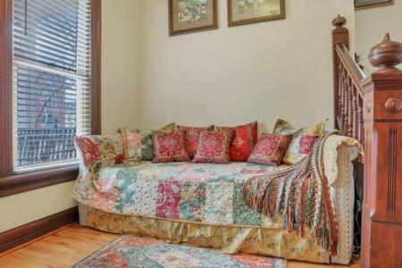 Ferienhaus Historic Elegance Retreat - Downtown *